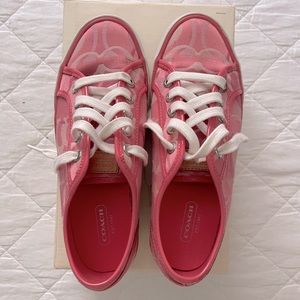 Low top sneaker in very good condition on bright pink. Perfect for summer